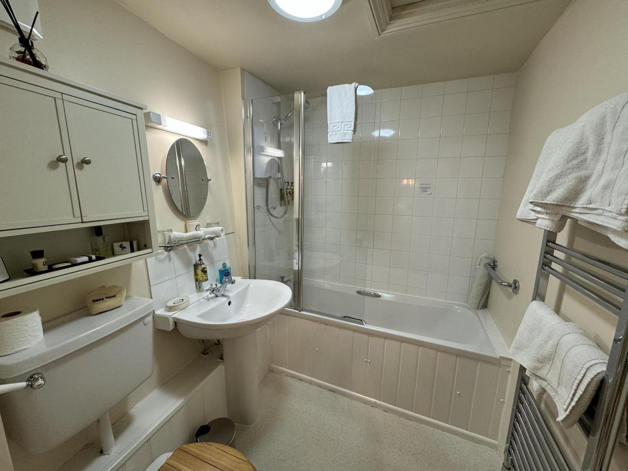 Guiting Guest House Guiting Power Room photo